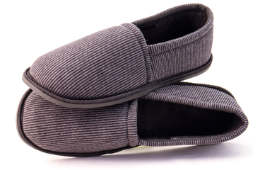 These house slippers are crafted with cloudlike thick cushion smart foam Insole and soft skin-friendly lining, providing ultra comfort and warmth for littler/big kids in any indoor/outdoor activities.